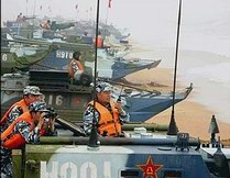 Chinesische Soldaten in roten Westen.jpg