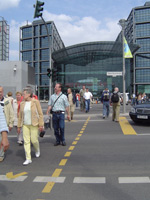 Passanten_vor_Bahnhof_web.jpg