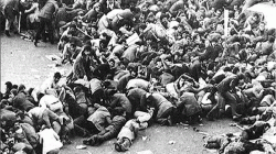 1. Mai 1977 - Taksim-Platz Menschen ducken sich vor Schüssen.